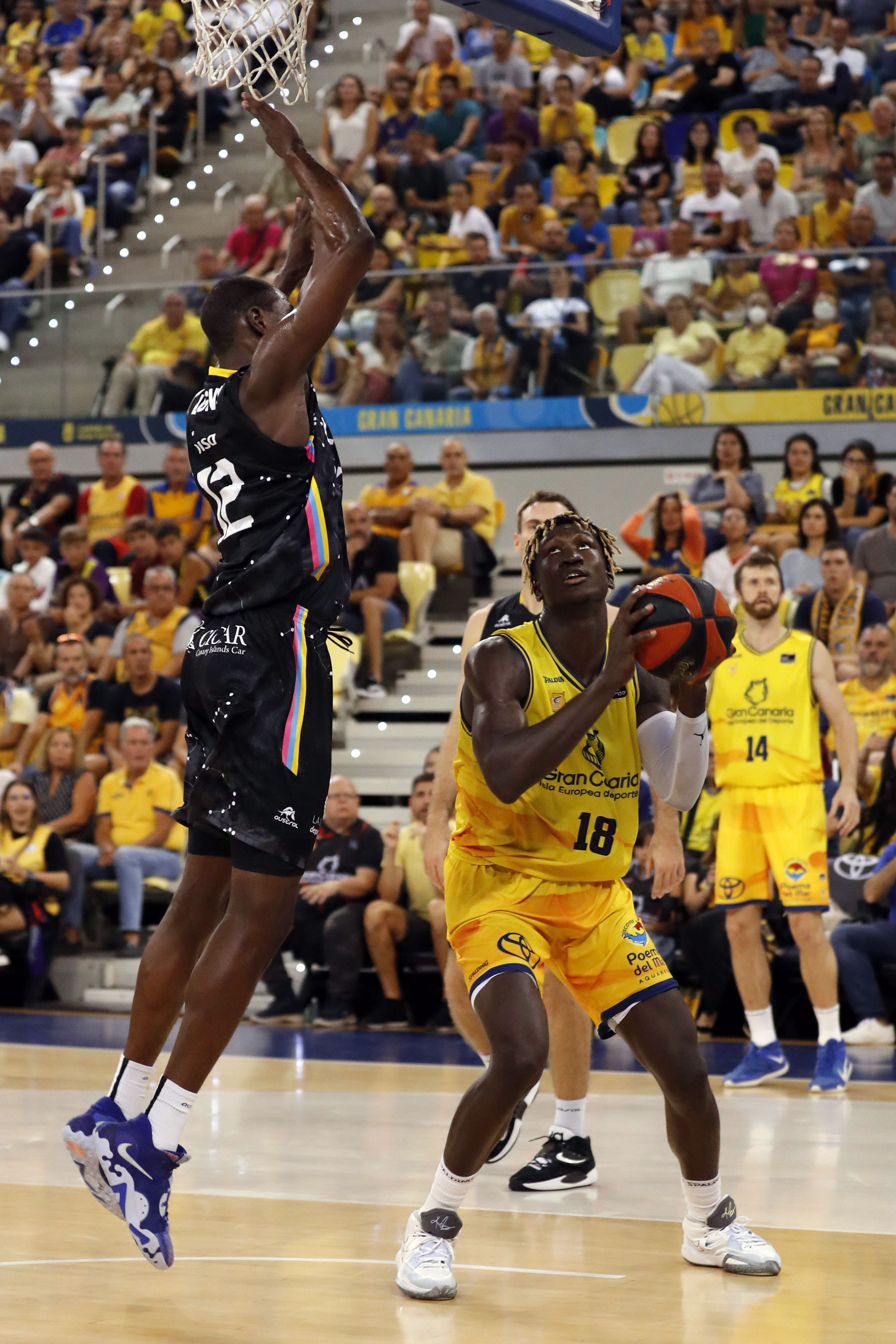 GRAFCAN1581. LAS PALMAS DE GRAN CANARIA, 29/10/2022.--El jugador del Gran Canaria Khalifa Diop (d) y el jugador del Lenovo Tenerife Diagne (i) durante el partido de la jornada sexta de la liga ACB que ambos equipos disputaron este sábado en el Gran Canaria Arena, en Las Palmas de Gran Canaria. EFE/ Elvira Urquijo A.