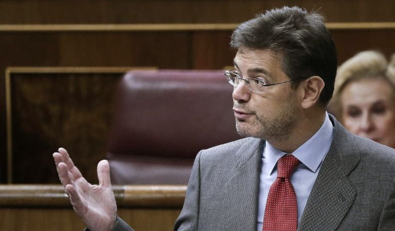 GRA219. MADRID, 16/04/2015.- El ministro de Justicia, Rafael Catalá, durante su intervención en el pleno celebrado hoy en el Congreso de los Diputados. EFE/Emilio Naranjo