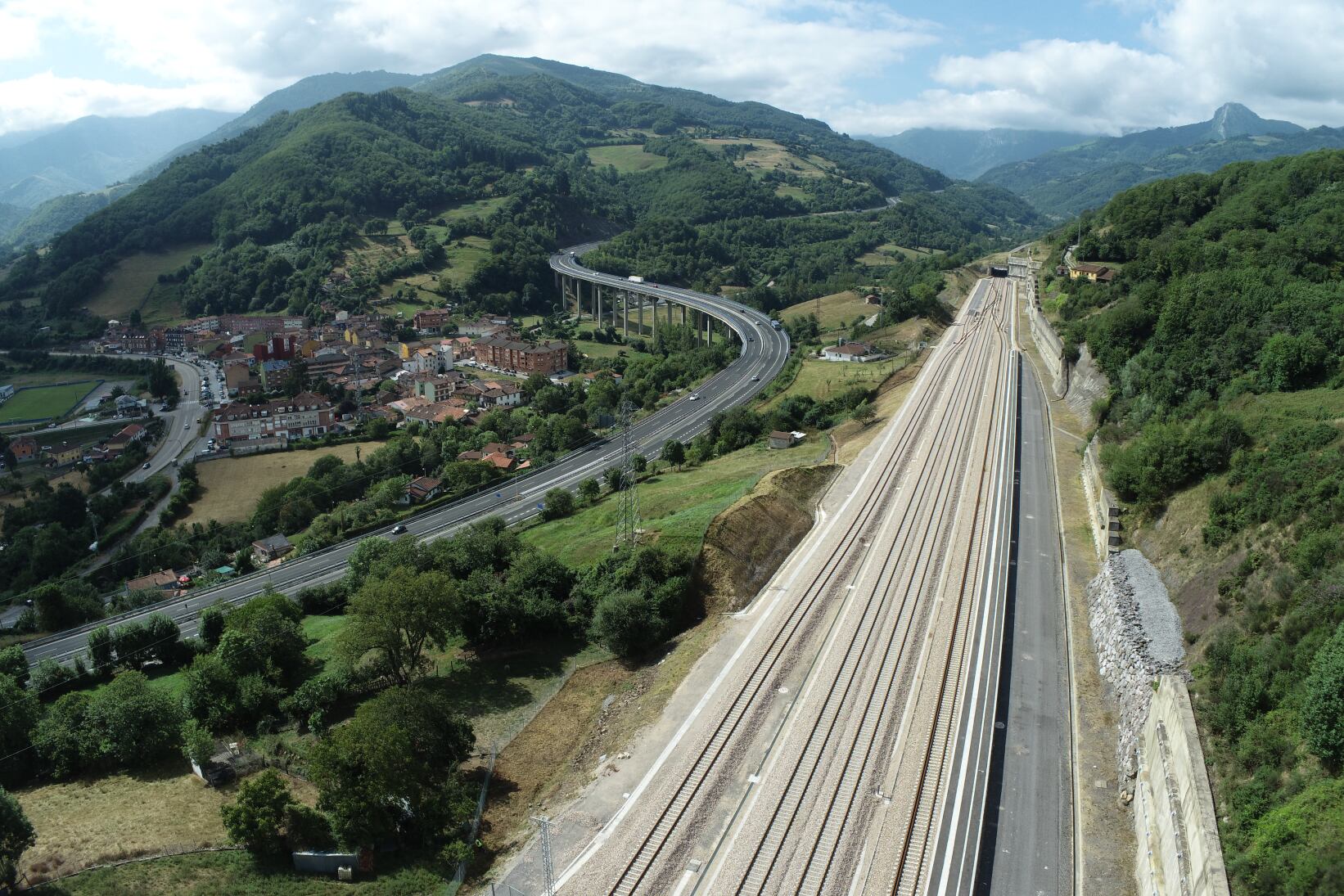 vista aérea de la Variante de Pajares a la altura de Campomanes