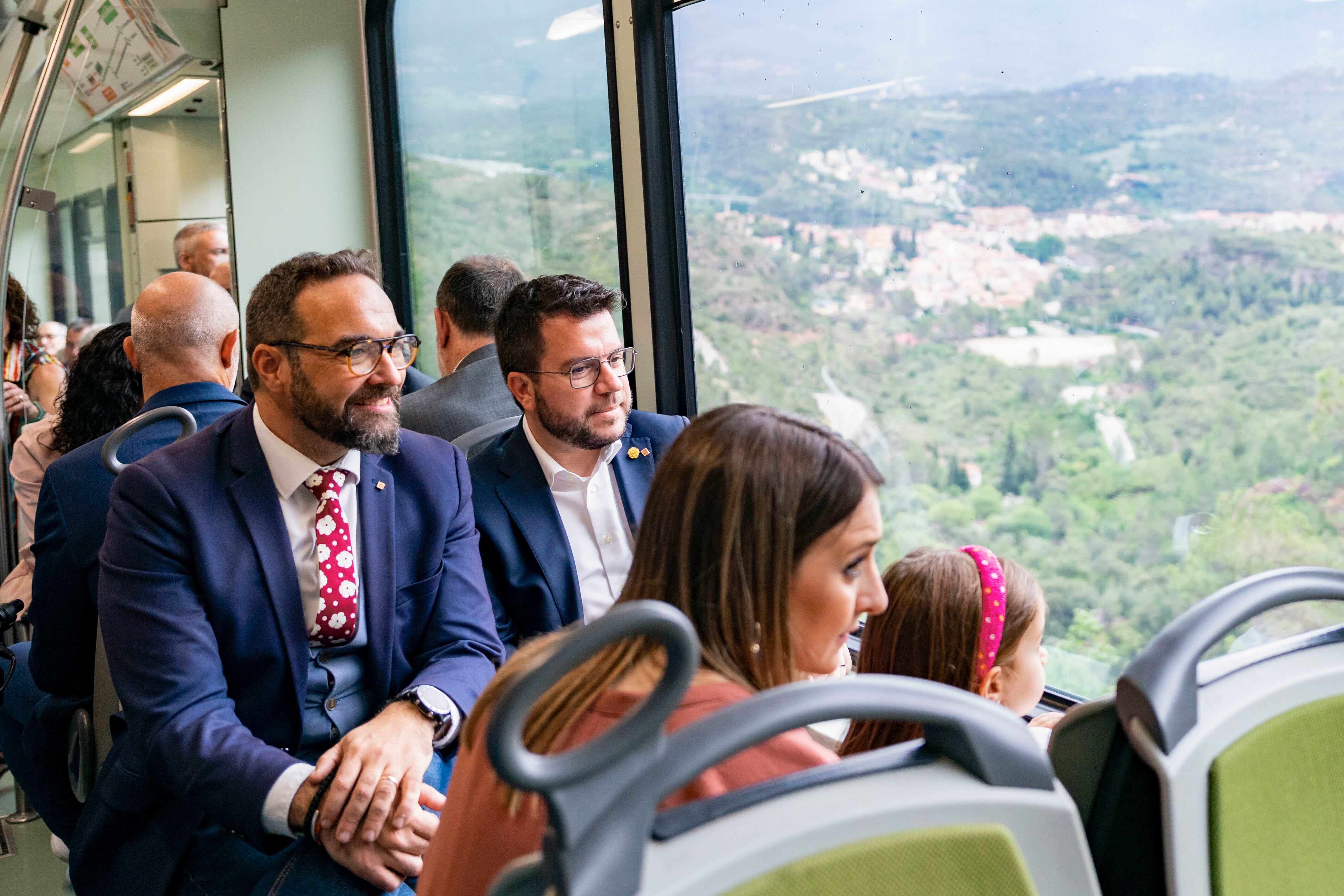 GRAF6552. MONISTROL DE MONTSERRAT (BARCELONA), 11/06/2023.-El presidente de la Generalitat, Pere Aragonès, junto con el Consejero de Territorio, Juli Fernández (i), durante el acto conmemorativo del 20 aniversario del Cremallera de Montserrat, este domingo. EFE/ Siu Wu