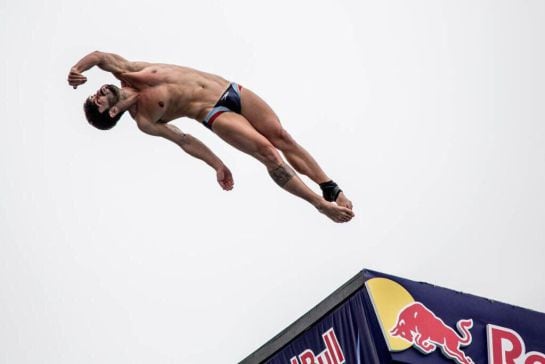 Carlos Giménez, durante un salto