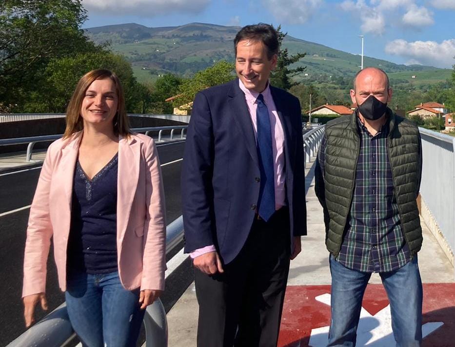 El consejero de e Obras Públicas, José Luis Gochicoa junto a la portavoz regionalista y diputada regional, Ana Obregón.