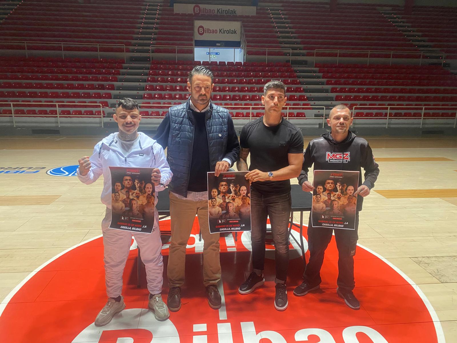 Andoni Gago, campeón de Europa de boxeo, posa con los promotores y su rival en la velada del próximo día 31 de mayo en La Casilla
