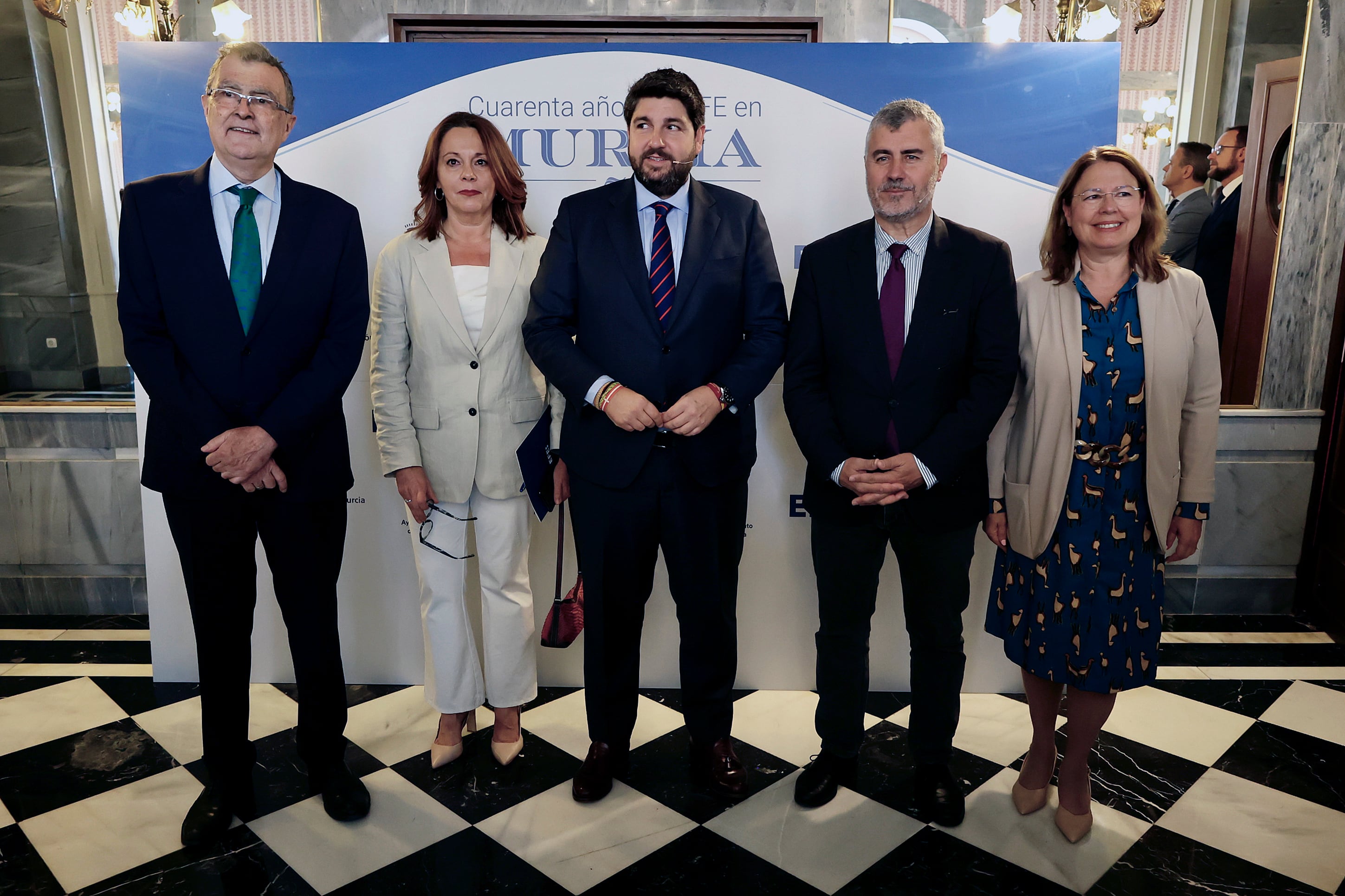 De izda. a dcha. El alcalde de Murcia, José Ballesta; la delegada de EFE en Murcia, Celia Cantero; el presidente regional, Fernando López Miras, el presidente de la Agencia EFE, Miguel Ángel Oliver, y la presidenta de la Asamblea, Visitación Martínez, durante la inauguración de los actos conmemorativos del 40 aniversario de la implantación de la Agencia EFE en la Región de Murcia, este lunes en el Teatro Romea de Murcia.