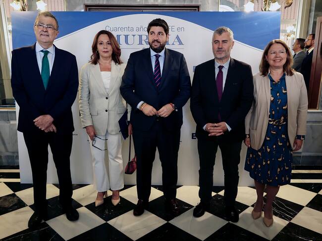 De izda. a dcha. El alcalde de Murcia, José Ballesta; la delegada de EFE en Murcia, Celia Cantero; el presidente regional, Fernando López Miras, el presidente de la Agencia EFE, Miguel Ángel Oliver, y la presidenta de la Asamblea, Visitación Martínez, durante la inauguración de los actos conmemorativos del 40 aniversario de la implantación de la Agencia EFE en la Región de Murcia, este lunes en el Teatro Romea de Murcia.