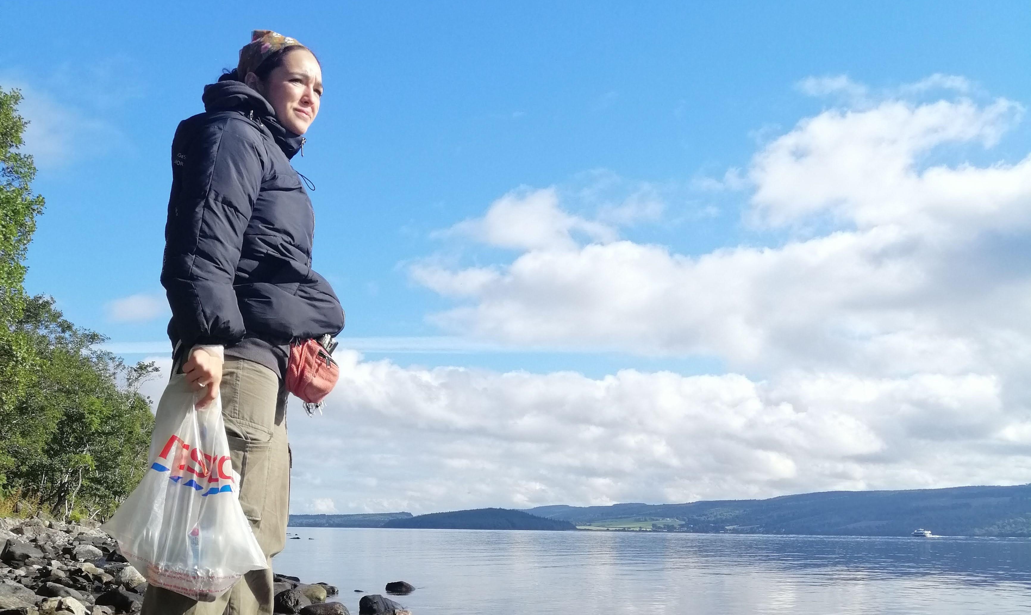 Sara, en la orilla del Lago Ness, en Escocia.