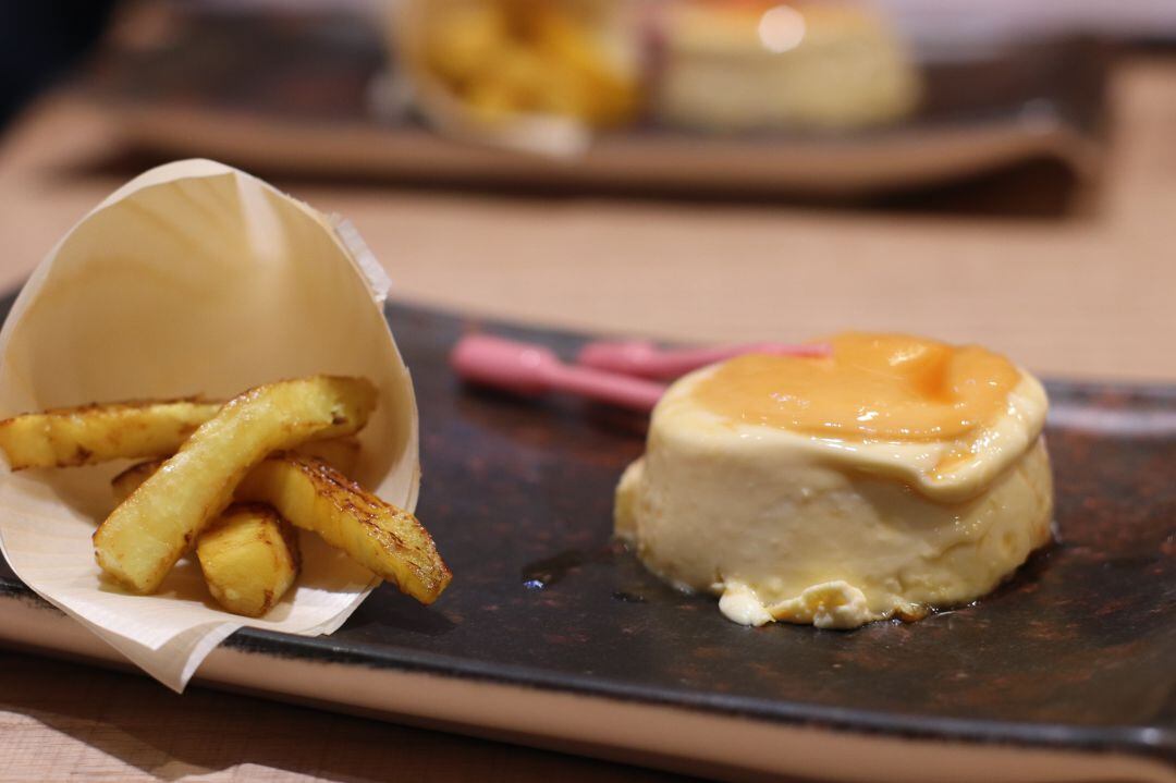 Flan de nata con patatas fritas de piña