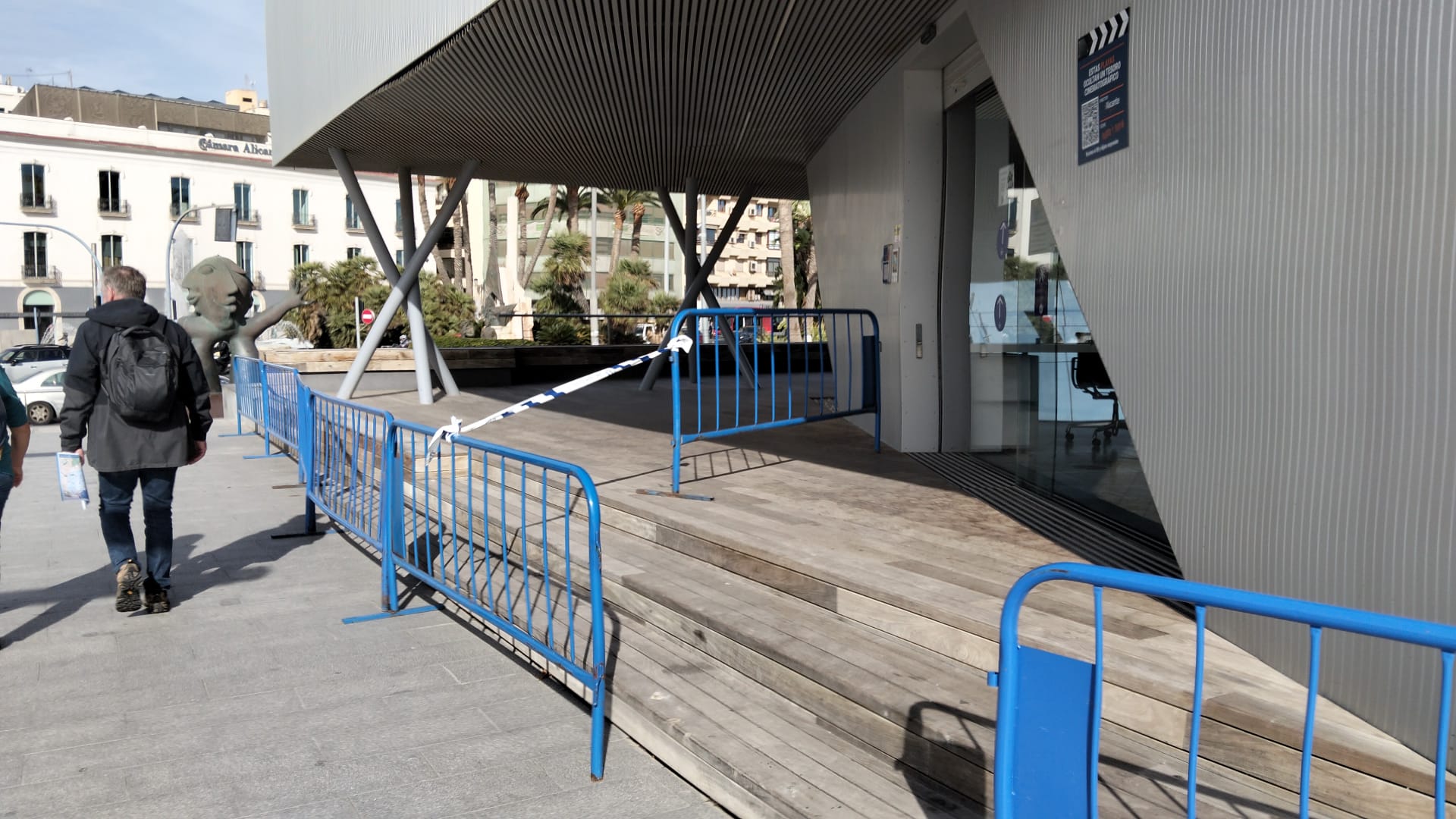 La Tourist Info del puerto de Alicante vallada