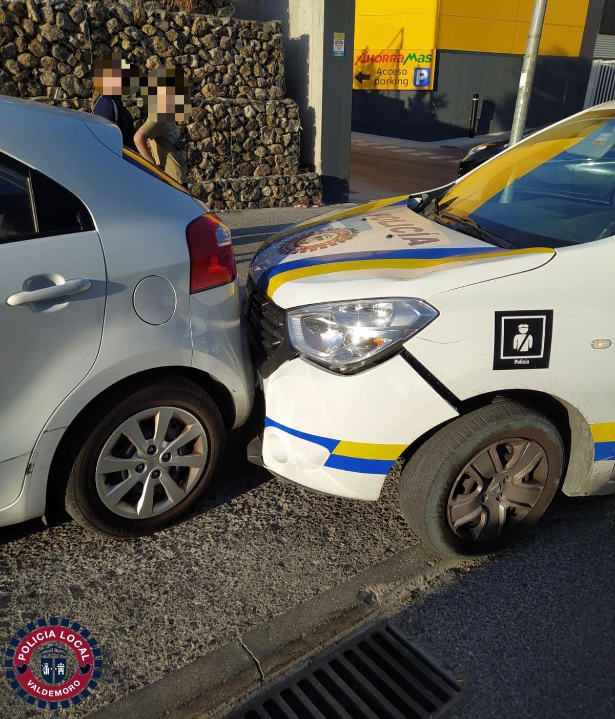 El coche policial golpeado