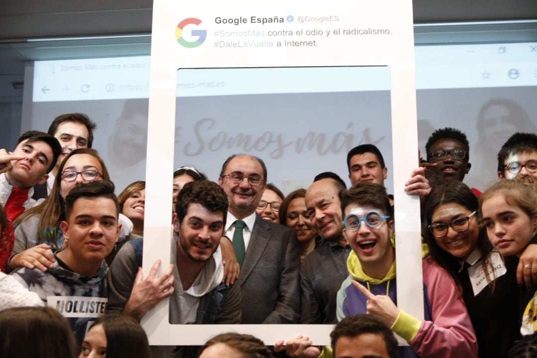 Javier lambán junto a youtubers y alumnos del IES Pablo Gargallo