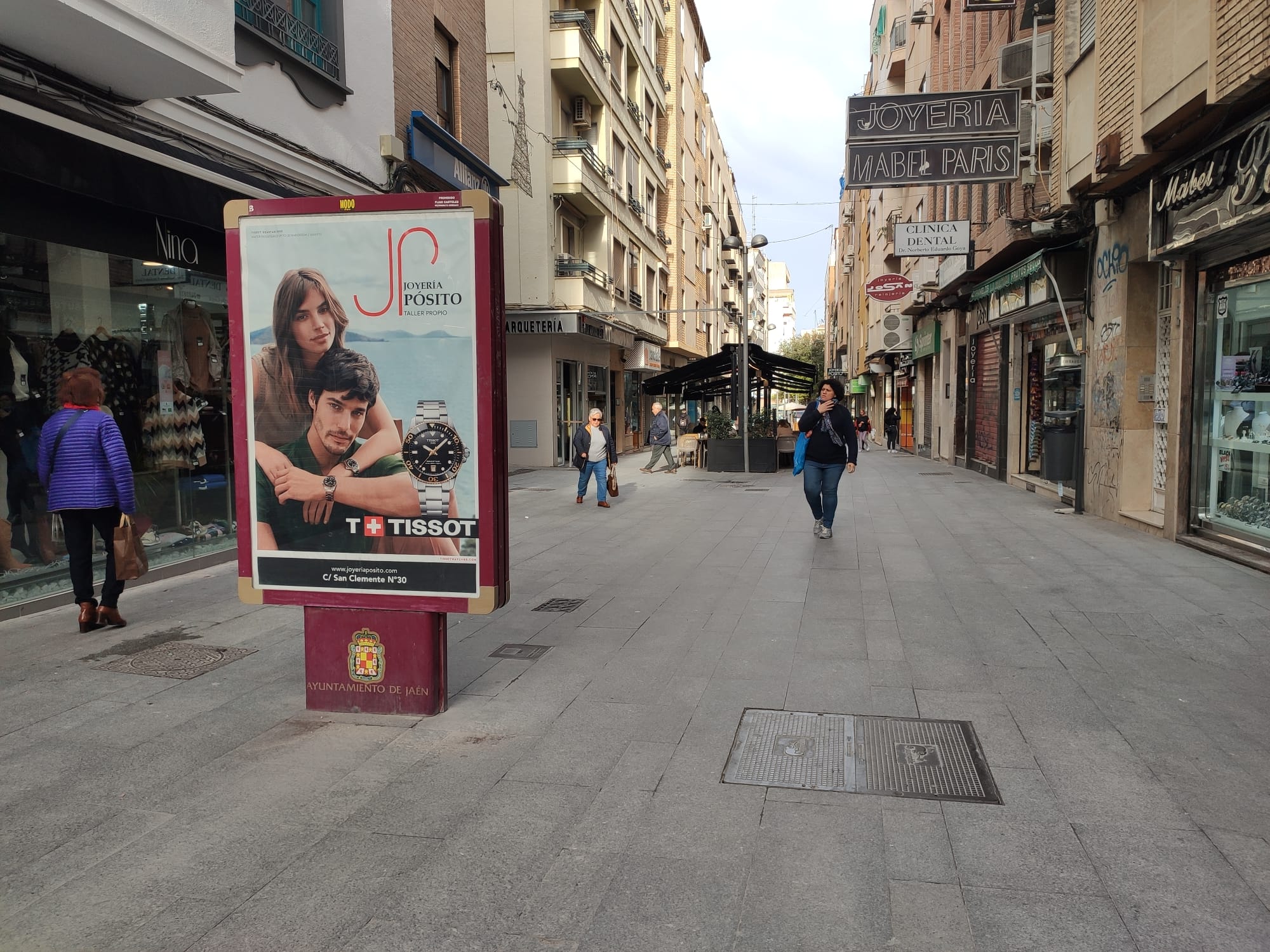 La calle de San Clemente de Jaén capital, con personas paseando