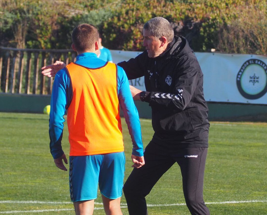 Juan Carlos Garrido da instrucciones a sus nuevos jugadores