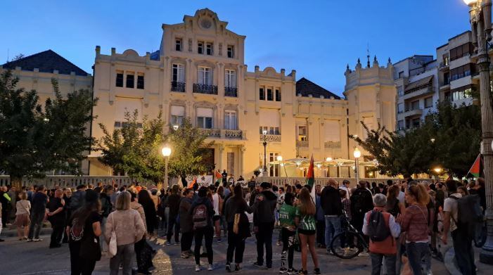 Concentración en la plaza de Navarra en protesta por la detención de la flotilla de la libertad (Foto: Cambiar Huesca)