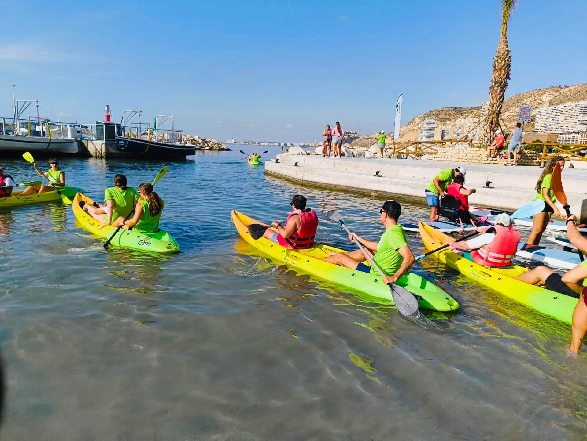 La Mar Solidaria bate récord de asistencia y se consolida como "referente" del deporte inclusivo en el mar