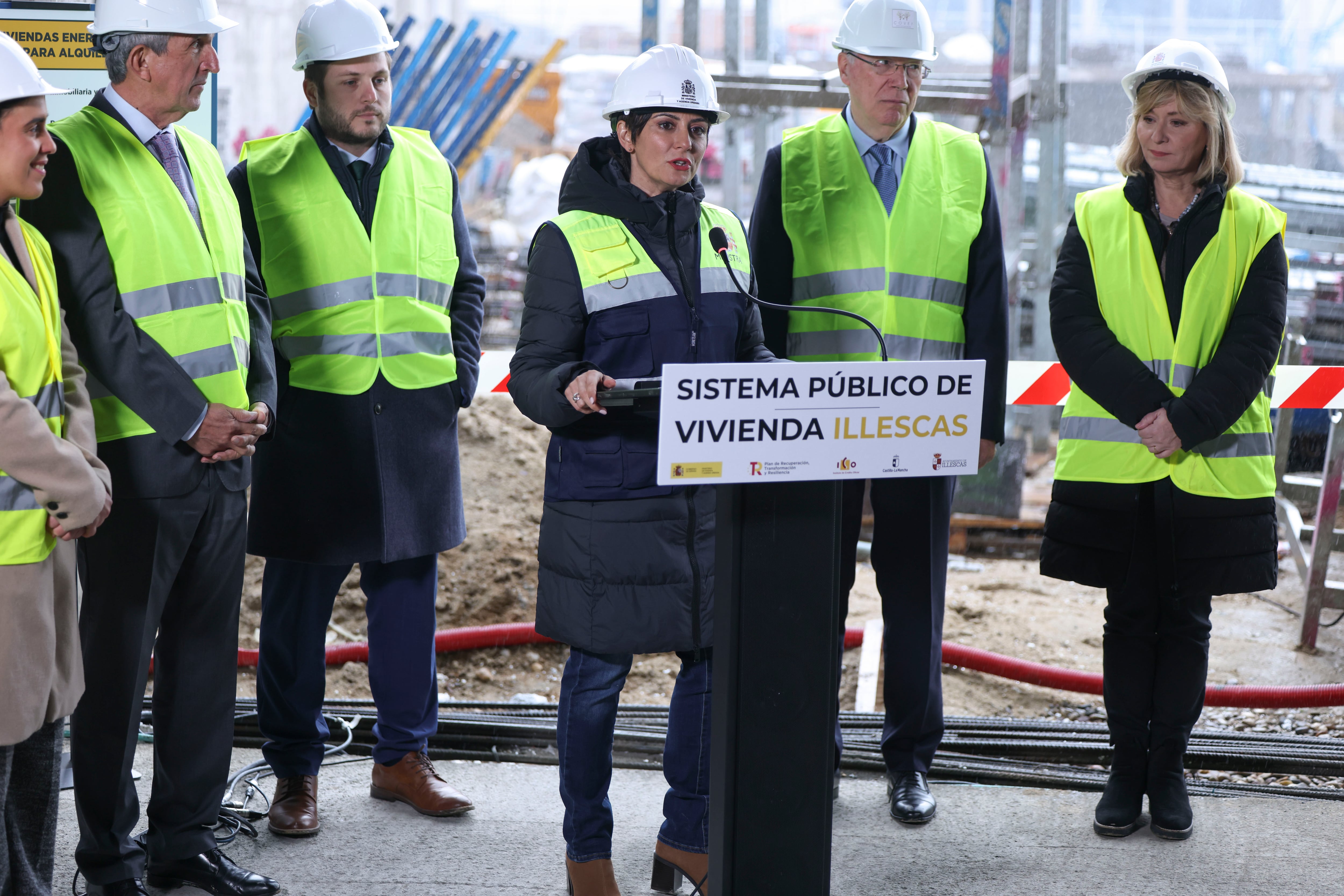ILLESCAS (TOLEDO), 16/01/2026.- La ministra de Vivienda y Agenda Urbana, Isabel Rodríguez, en su visita a las obras de construcción de una promoción de 159 viviendas asequibles, acompañada por el delegado del Gobierno, José Pablo Sabrido; el consejero de Fomento, Nacho Hernando, y el alcalde de Illescas, José Manuel Tofiño, este viernes en Illescas (Toledo). EFE/ Ismael Herrero
