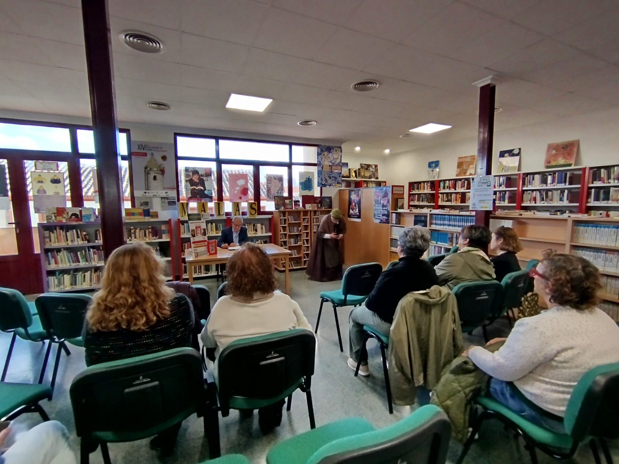 Presentación del libro &quot;Malas&quot; por parte de sus autores Julia Flores y Juan Lorenzo Collado. Actividad realizada en la Biblioteca de Munera durante este 2025