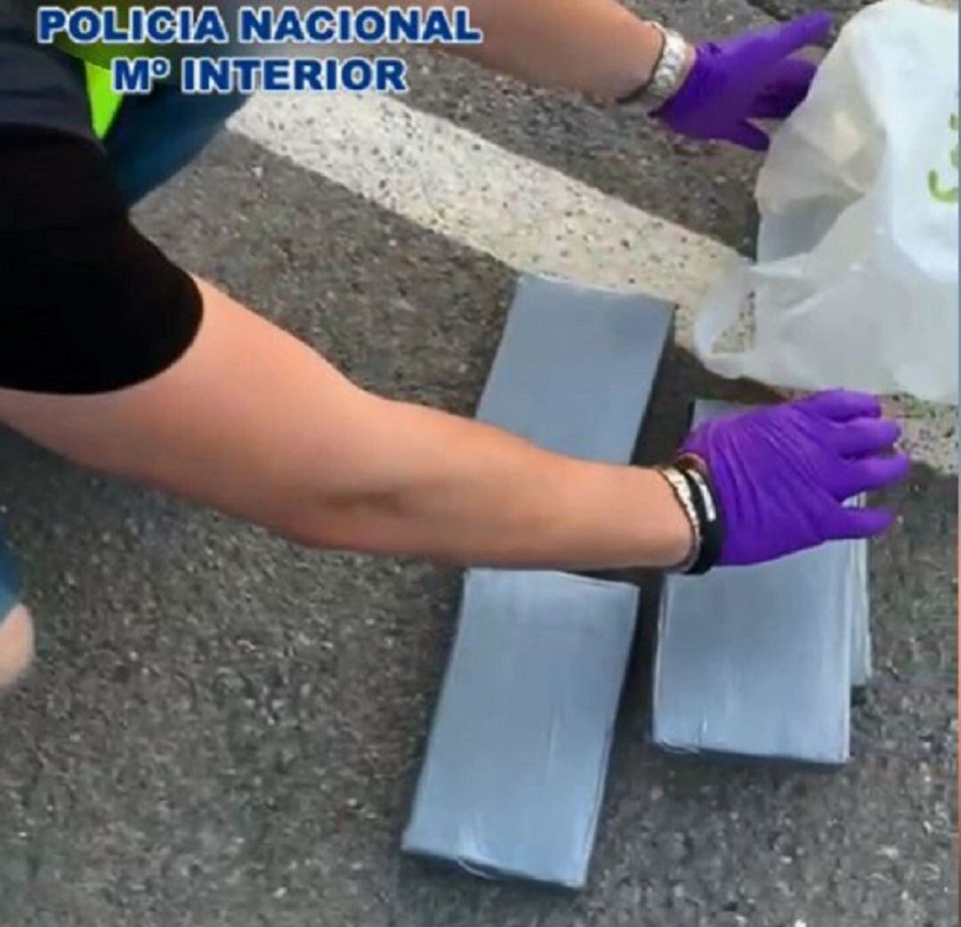 Agente de la Policía requisando el material