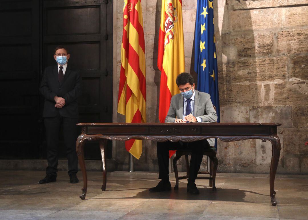 El presidente de la Generalitat, Ximo Puig, y el de la Diputación, Carlos Mazón, durante la firma de la alianza de buen gobierno, este miércoles en el Palau de la Generalitat