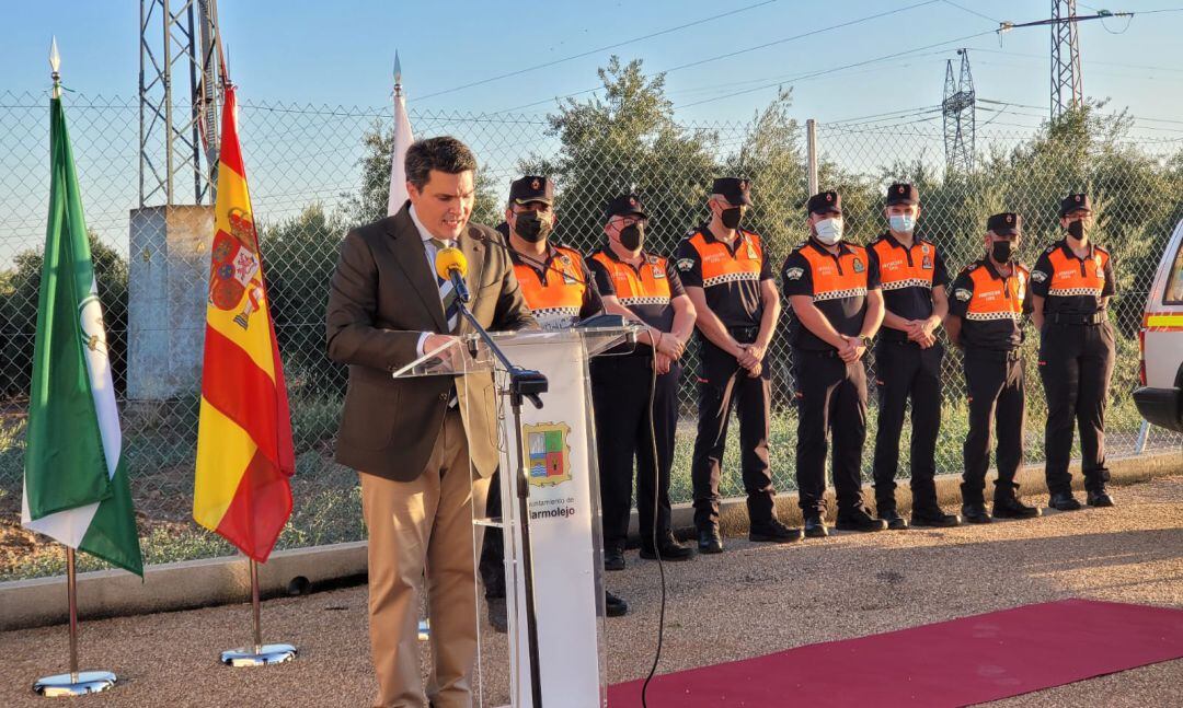 El alcalde de Marmolejo, Manuel Lozano, durante el acto de inauguración de la sede de Protección Civil.