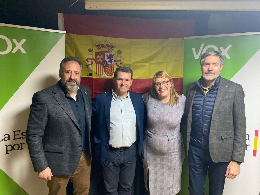 De izq a dcha, el presidente provincial Carlos Pollán, el miembro de la Ángel de la Cruz, la nueva coordinador Maite Fernández Vicente y el diputado por León, Pablo Calvo Liste