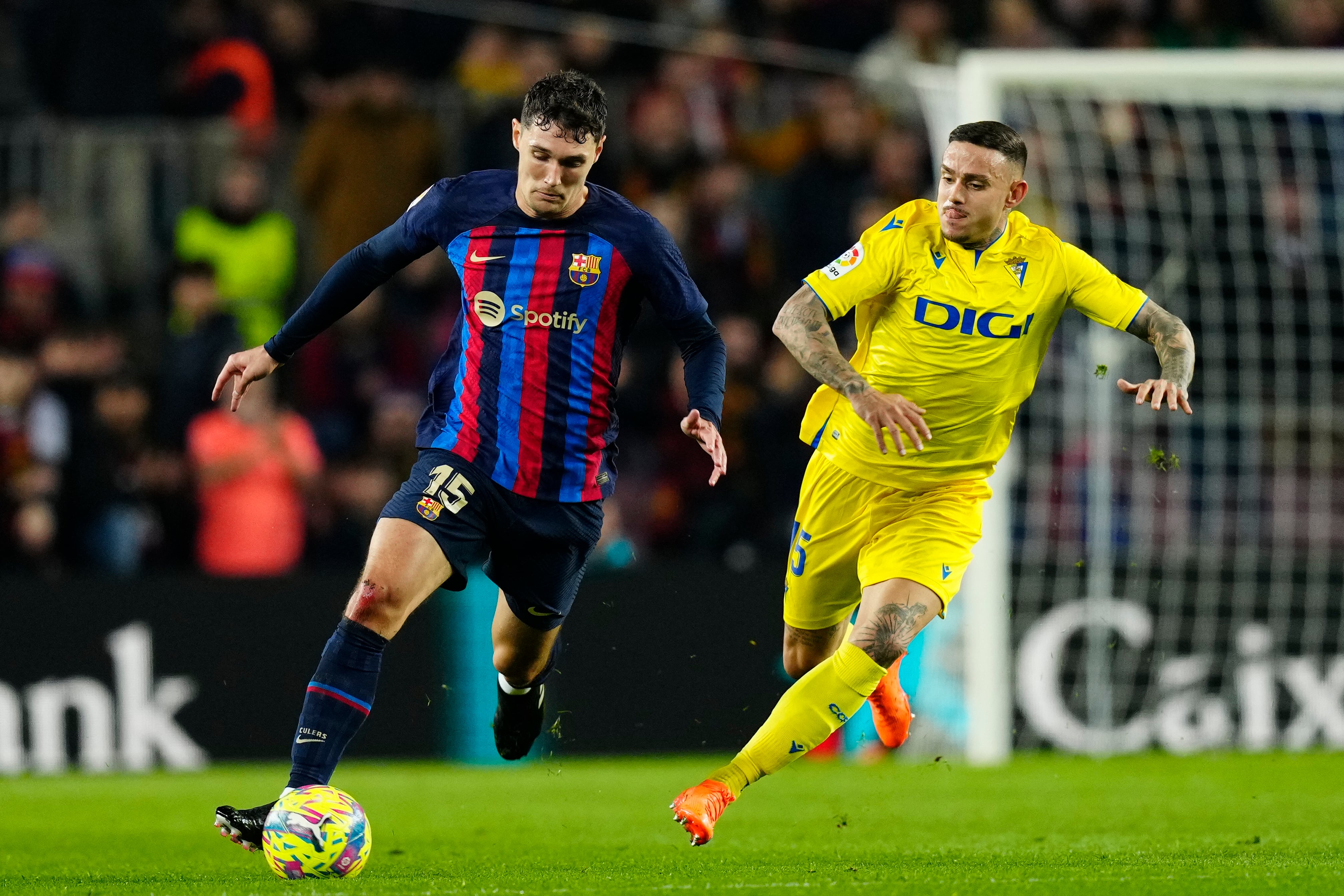 BARCELONA, 19/02/2023.- El defensa danés del FC Barcelona, Andreas Christensen (i), conduce el balón ante el delantero del Cádiz, Roger, durante el encuentro correspondiente a la jornada 22 que disputan hoy Domingo en el estadio del Camp Nou, en Barcelona. EFE / Enric Fontcuberta.
