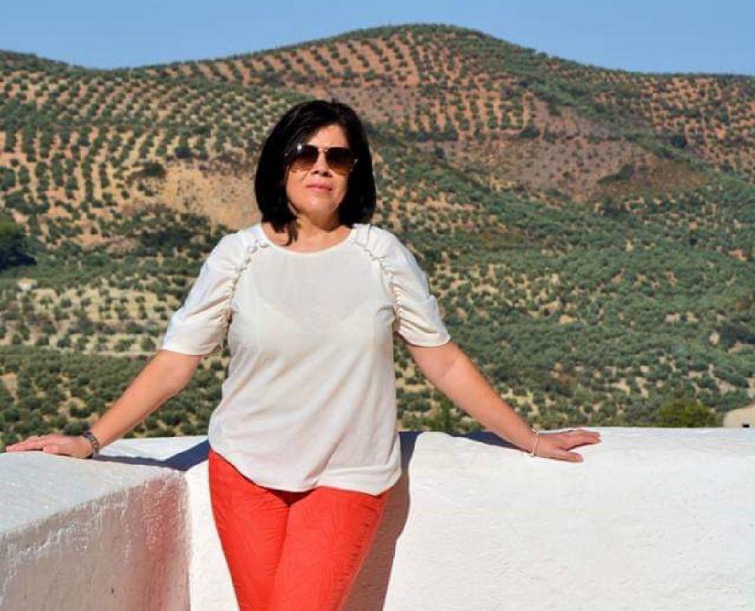 María Dolores Raya Hervás ante un paraje de olivar de Sierra Mágina