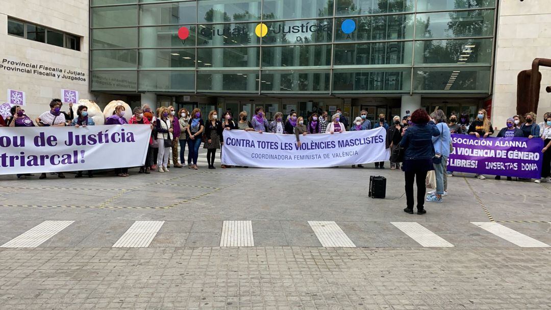 Concentración convocada por la Coordinadora Feminista de Valencia para protestar por los recientes asesinatos machistas de mujeres 