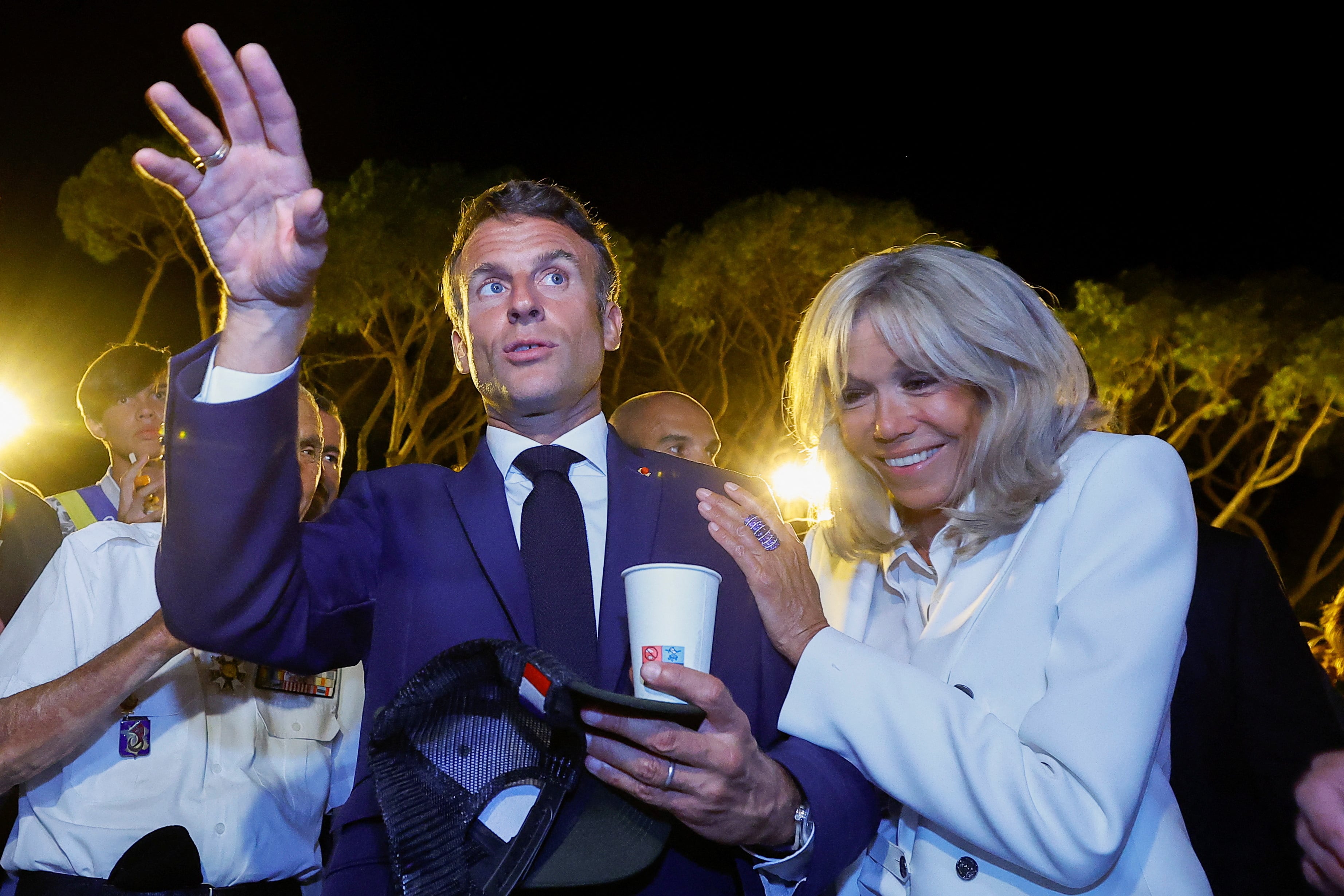 El presidente francés, Emmanuel Macron, junto a su mujer, Brigitte Macron, en Bormes-les-Mimosas durante la conmemoración de la llegada de los aliados a la Provenza en la II Guerra Mundial, el pasado 19 de agosto (EFE/EPA/ERIC GAILLARD).