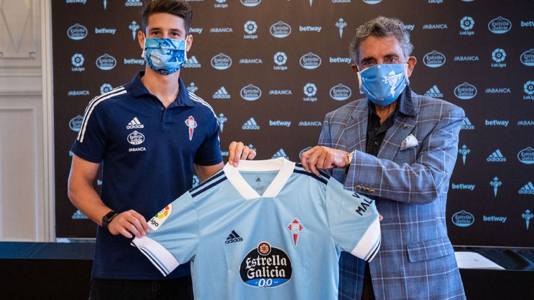 Baeza posa junto a Mouriño con la camiseta del Celta