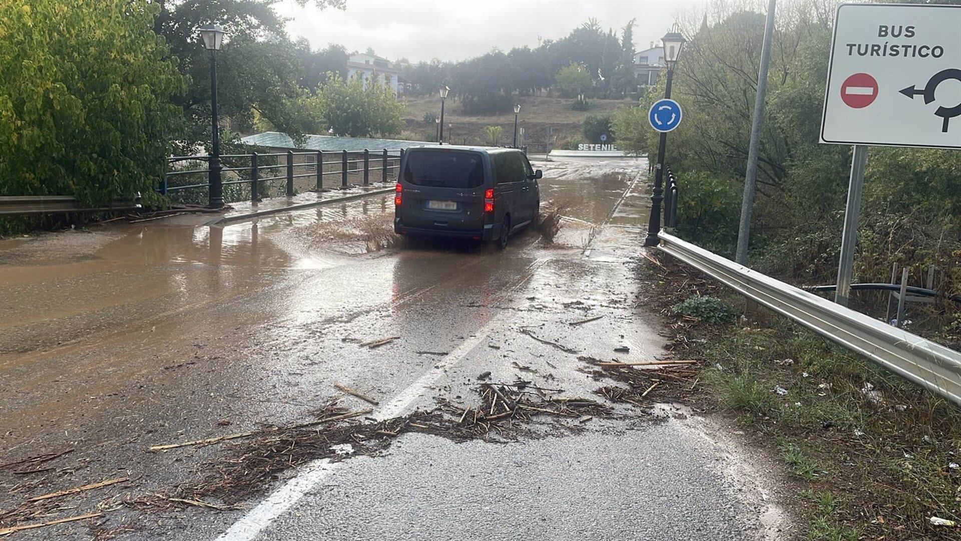 Vista de una balsa de agua en la rotonda de acceso a Setenil debido a las fuertes lluvias registradas