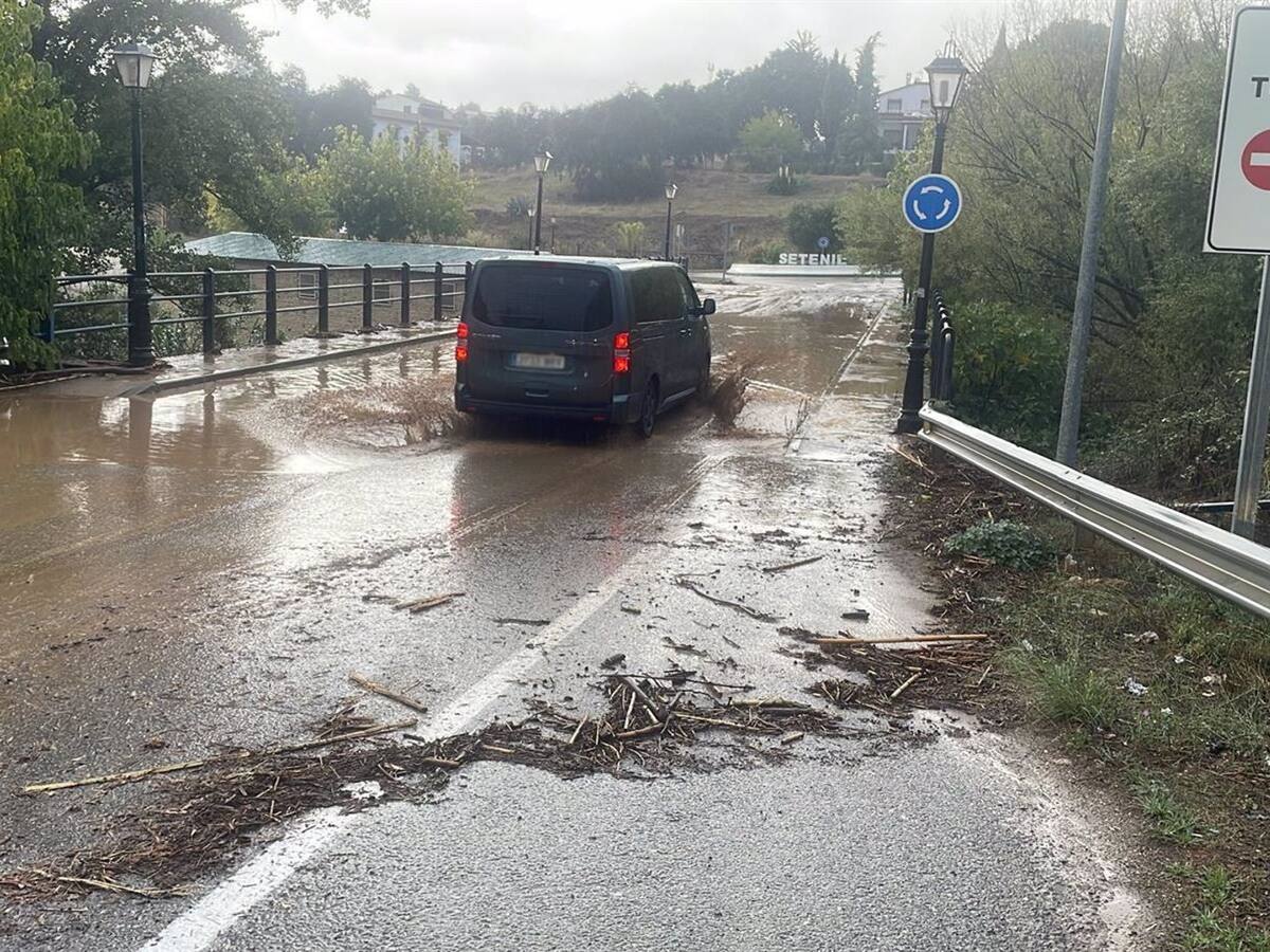 Cortadas al tráfico la A-384 y la CA-8101 en Villamartín al inundarse por las fuertes lluvias