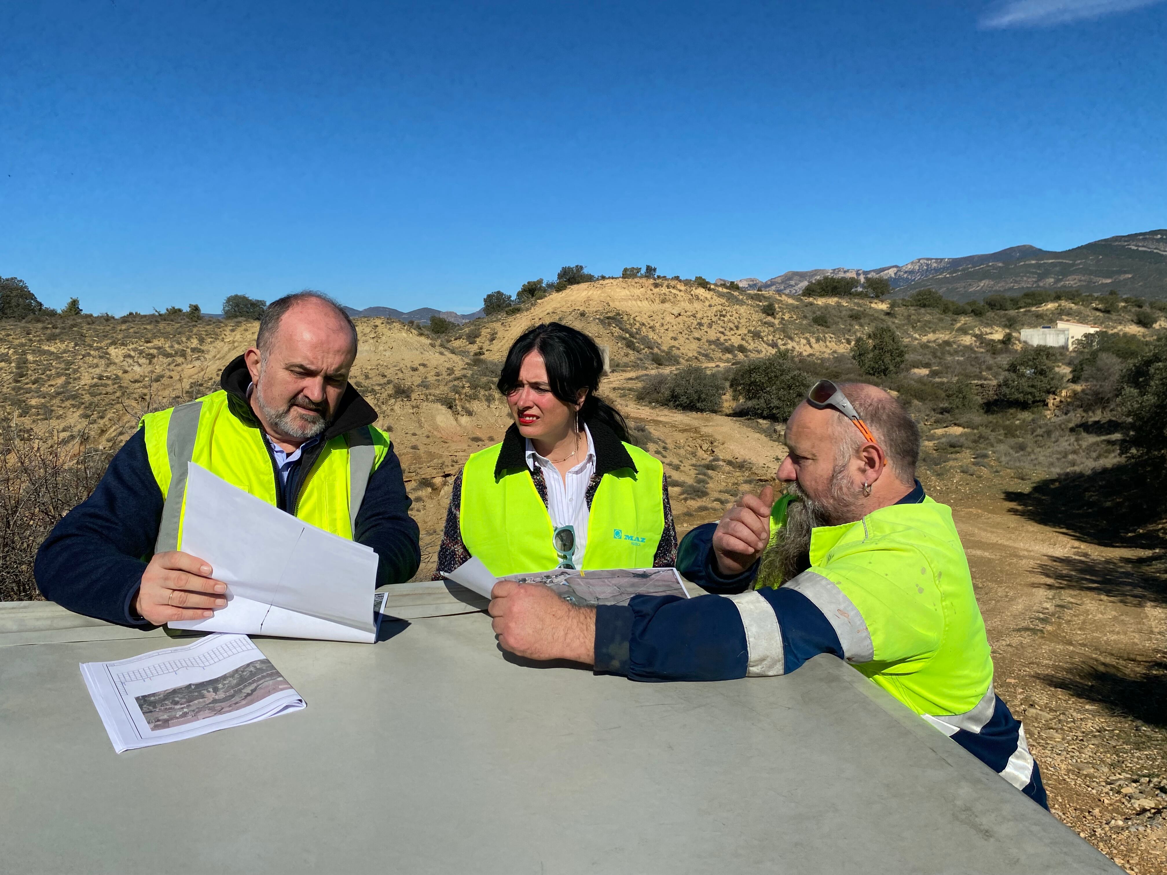 La alcaldesa de Huesca durante la visita. A la izquierda, Javier Avellanas, jefe de Servicios Generales