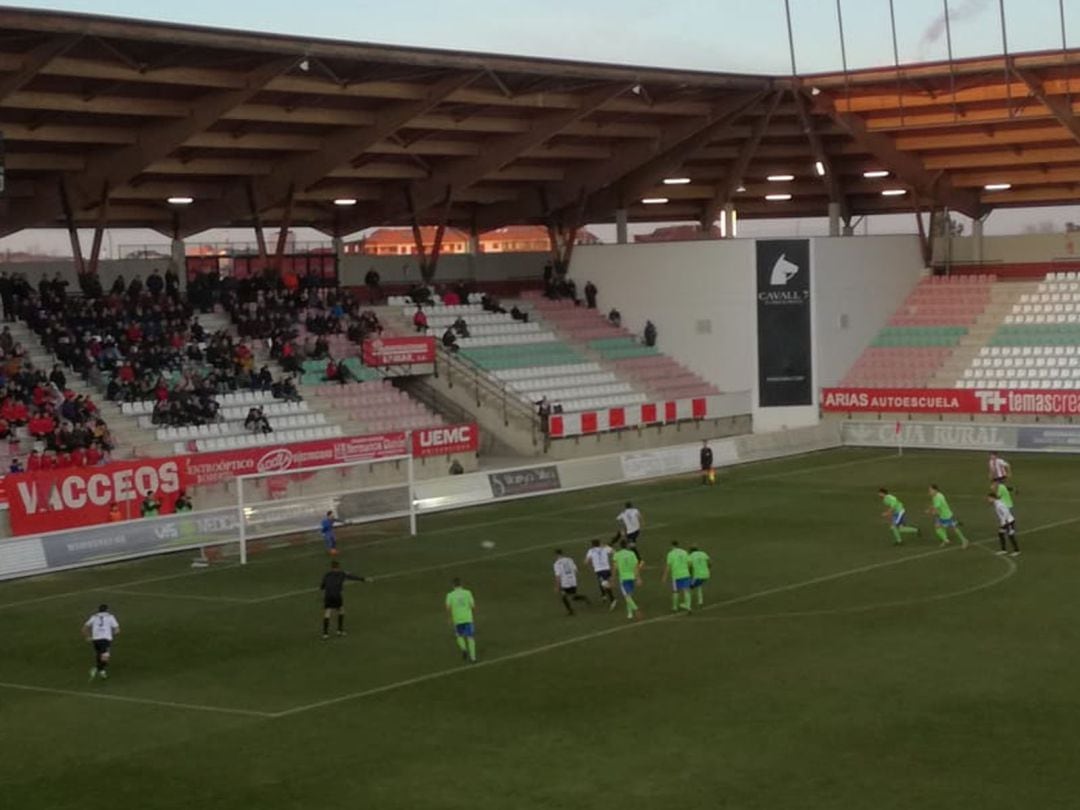 Lanzamiento de la pena máxima por aprte de Murci que supsuo el segundo gol del equipo rojiblanco