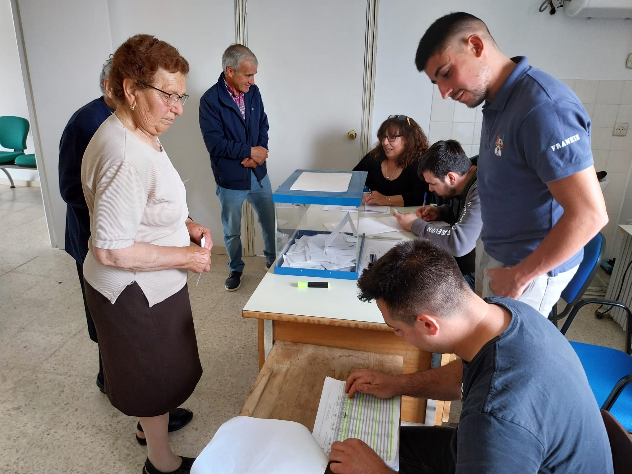 Votación el 9J en un colegio electoral de la provincia