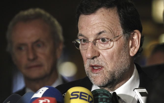 El presidente del Gobierno, Mariano Rajoy, hace declaraciones a la prensa a su llegada al hotel Drake, en Chicago, donde participará en la cumbre de la OTAN que comienza este lunes