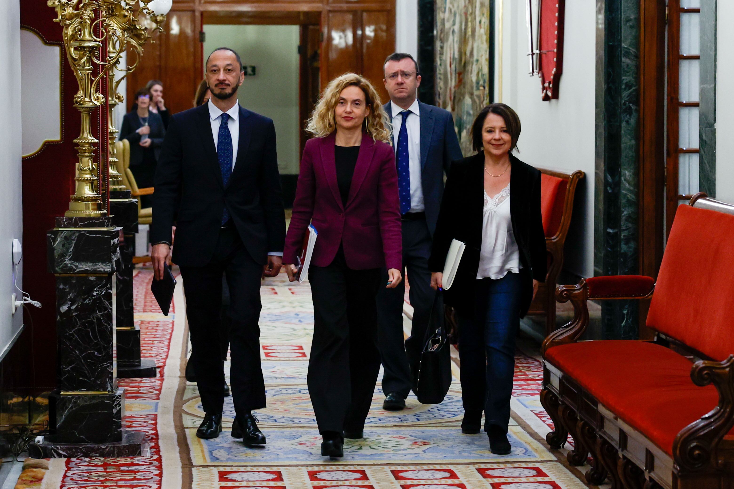 La presidenta del Congreso de los Diputados, Meritxell Batet, el vicepresidente, Alfonso Rodríguez (i), y la secretaria segunda de la Mesa del Congreso, la diputada socialista Sofía Hernanz (d), se dirigen a participar en la reunión de la Mesa del Congreso