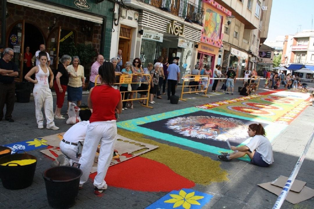 Elaboración de la Alfombra floral de la calle Aduana de Puertollano