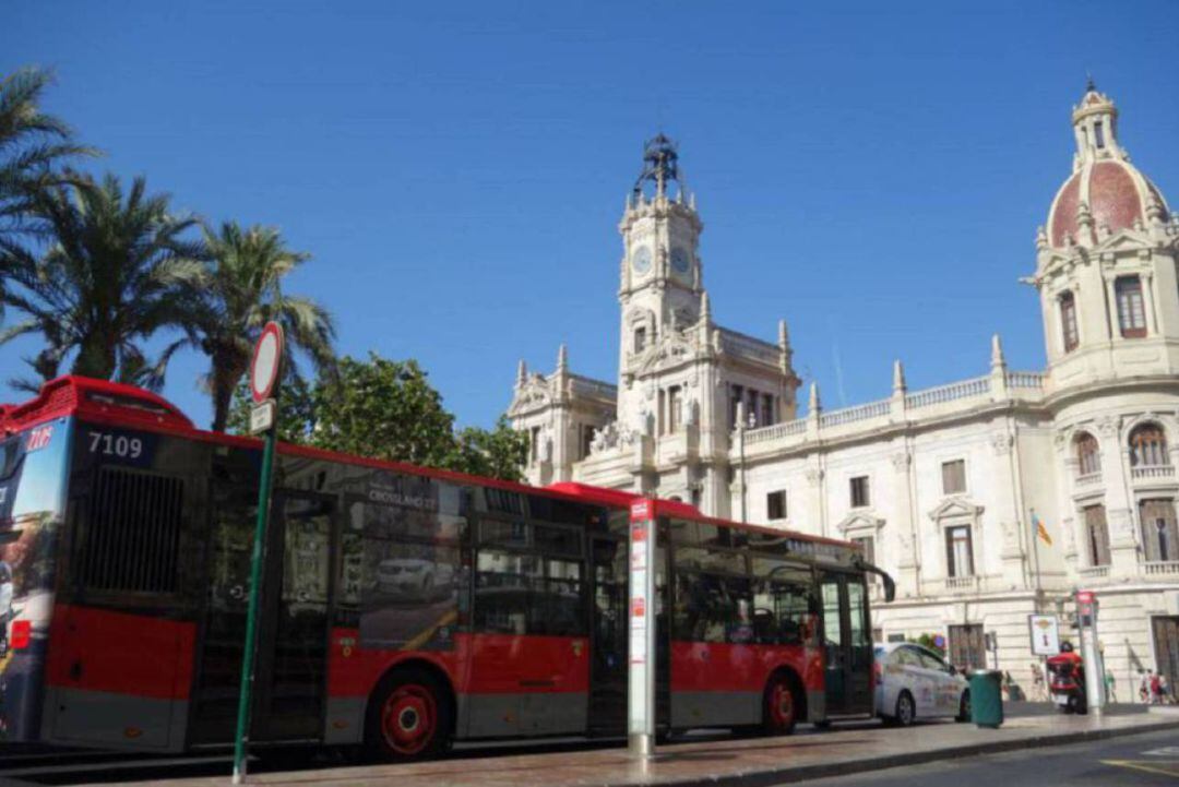 Autobús de la EMT en la plaza del Ayuntamiento de València