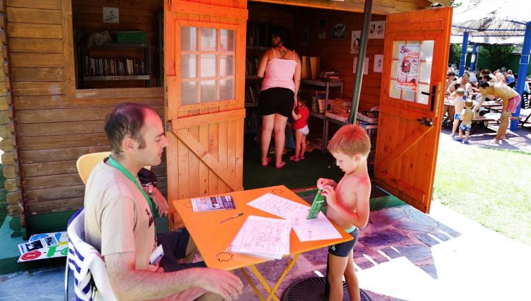Los más pequeños disfrutan de la 'bibliopiscina'