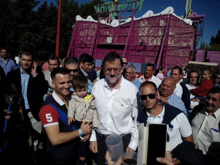 Rajoy se ha fotografíado con algunos militantes en la celebración del PP del día del afiliado