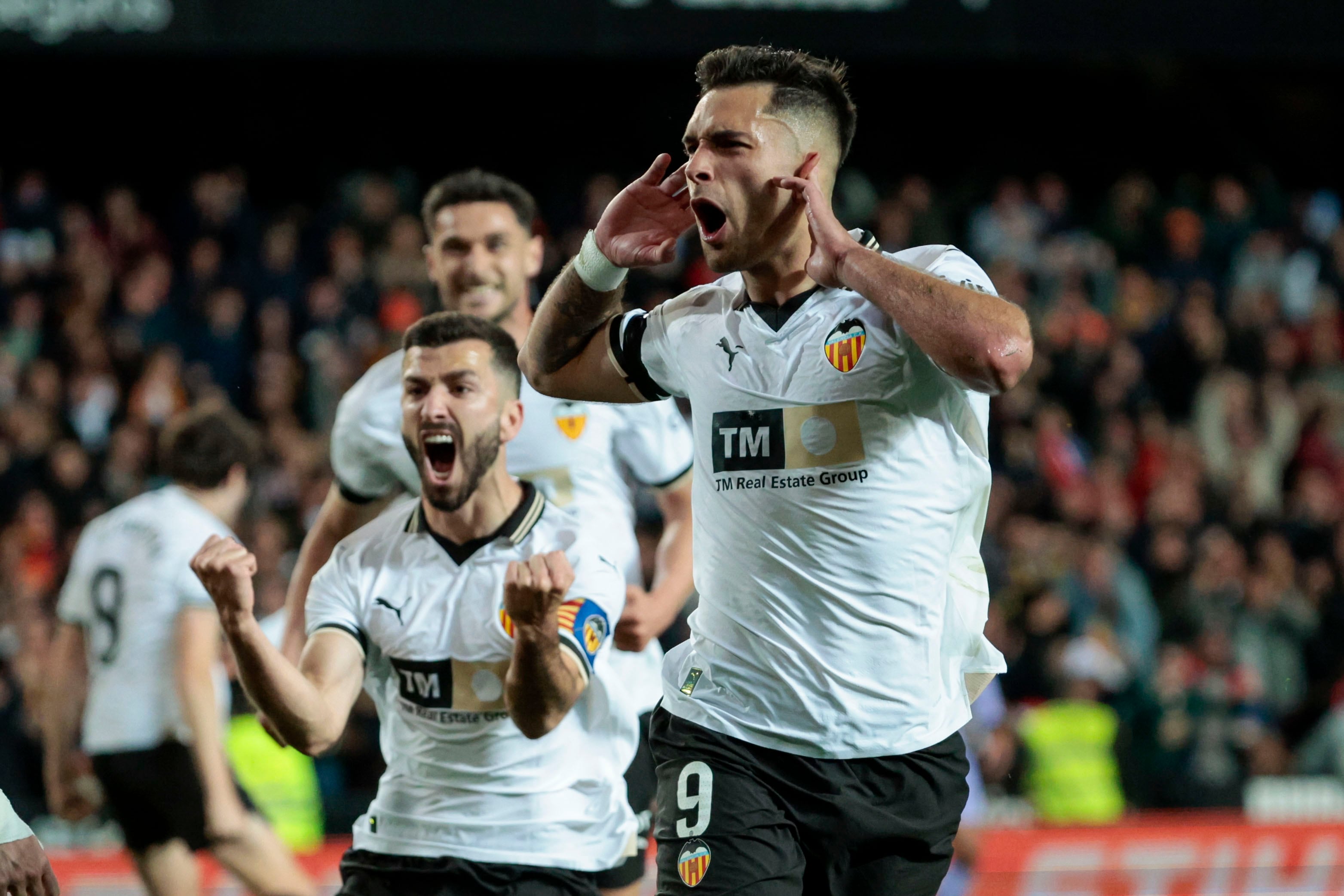 El delantero del Valencia, Hugo Duro, celebra el primer gol del equipo valencianista durante el encuentro correspondiente a la jornada 27 de Primera División que Valencia y Real Madrid disputan hoy sábado en el estadio de Mestalla, en Valencia. EFE / Biel Aliño.