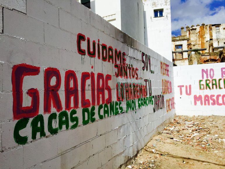 Uno de los muros con mensajes para evitar ripios y cacas de perro