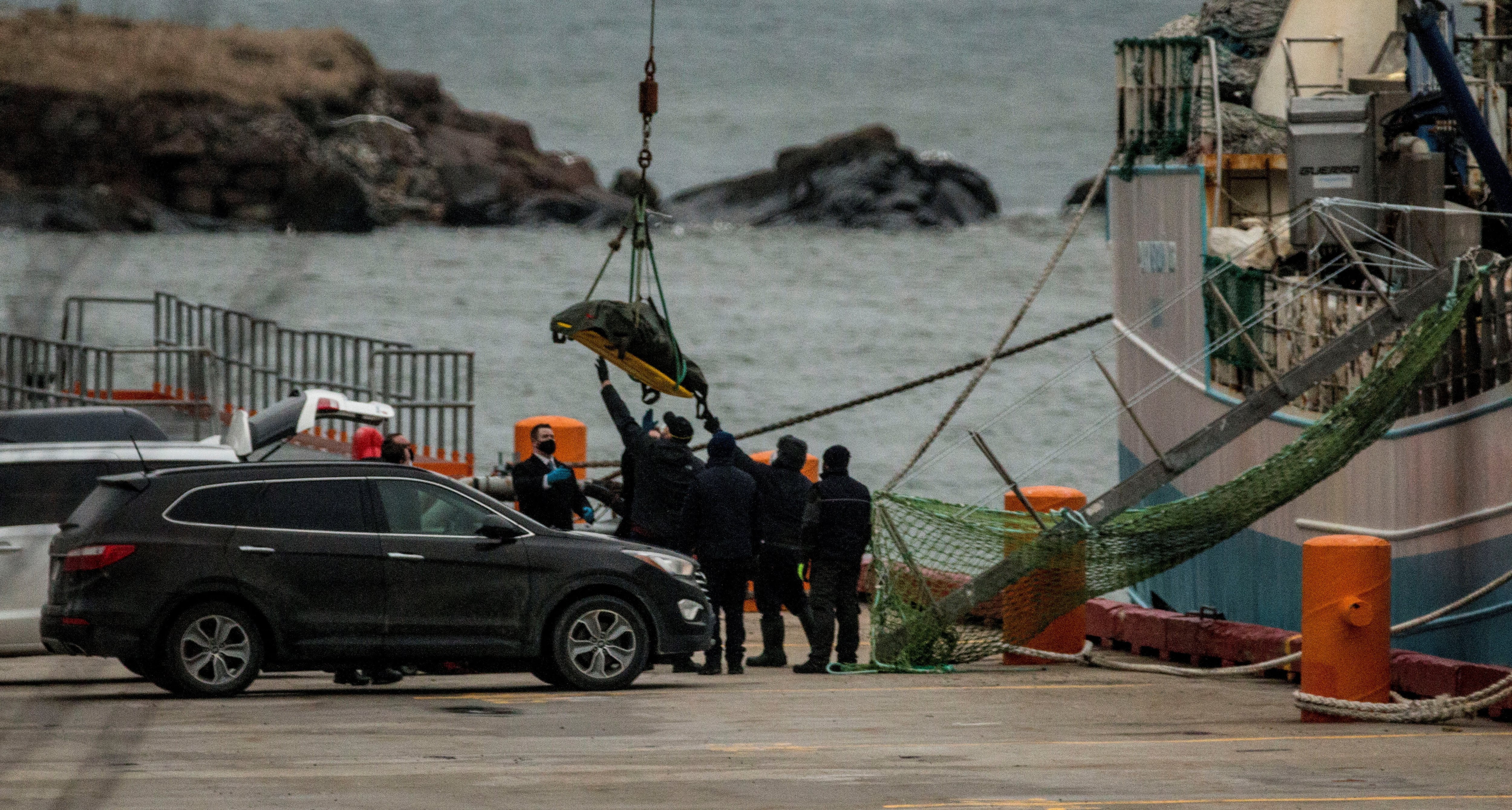 El cuerpo de uno de los tripulantes fallecidos del Villa de Pitanxo es desembarcado del pesquero español Playa de Menduiña 2 en el puerto de San Juan de Terranova (Canadá). EFE/Juio César Rivas