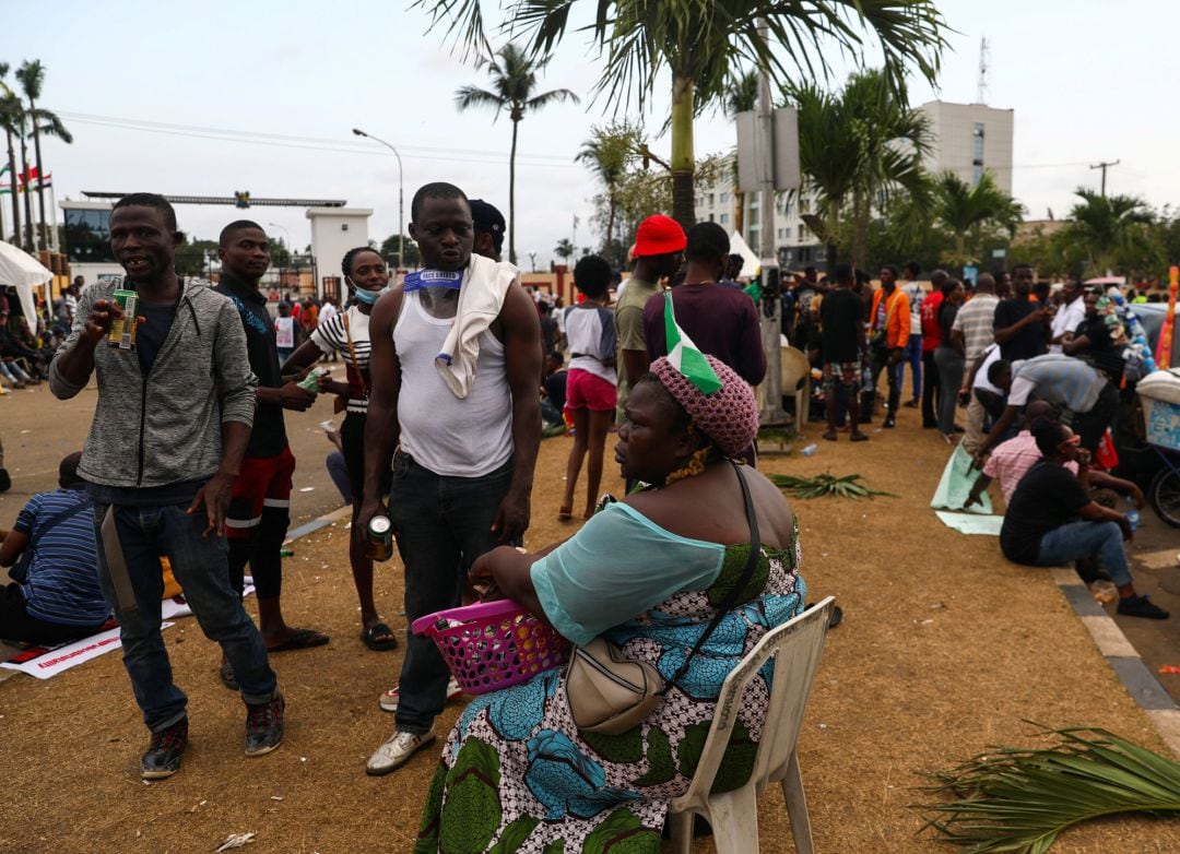 Manifestantes en Lagos, la capital de Nigeria, contra la violencia policial del gobierno.