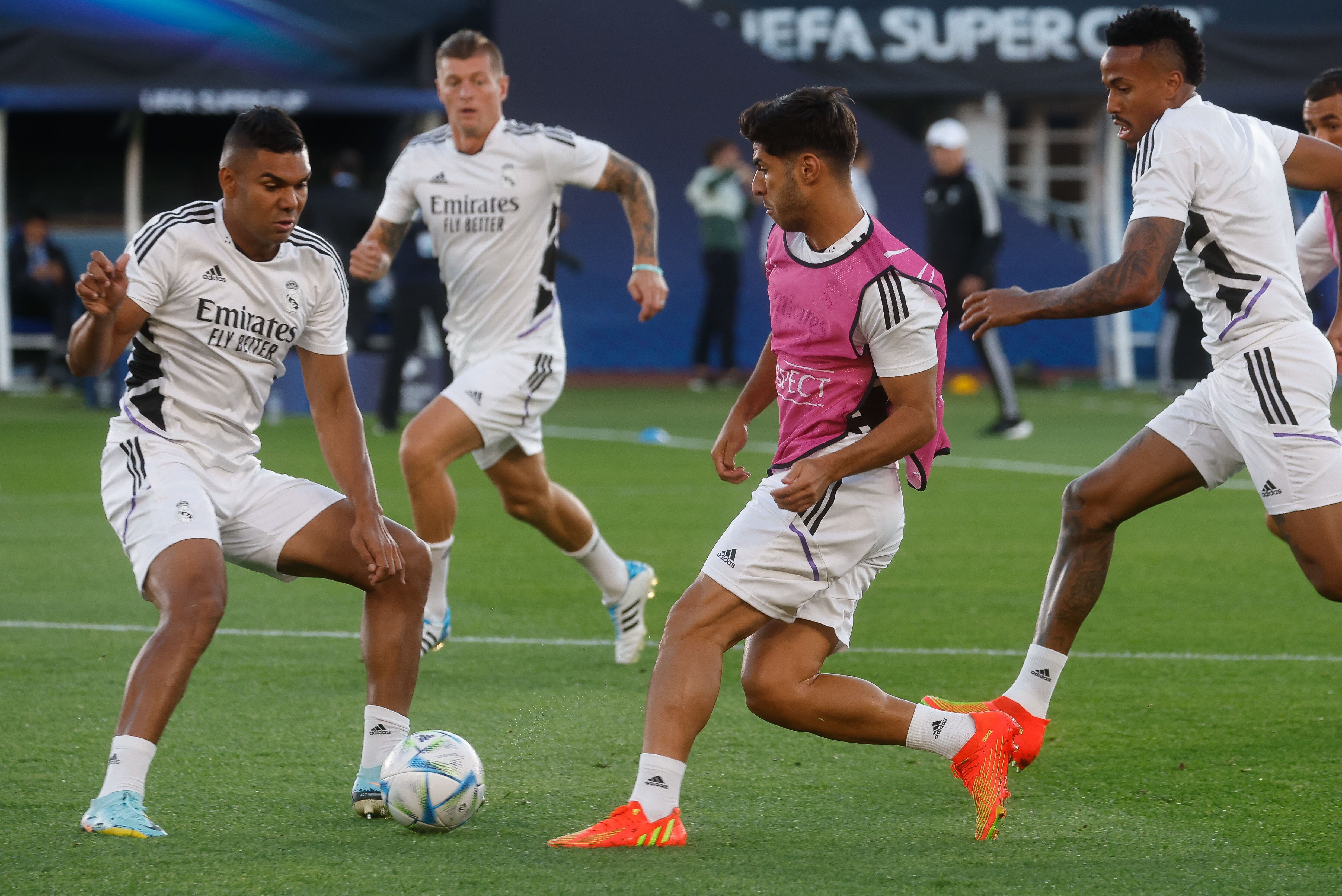 El centrocampista brasileño Carlos Henrique Casemiro (i), el extremo Marco Asensio (c) y el defensa brasileño Éder Militao (d), del Real Madrid, participan en el entrenamiento del equipo este martes en el estadio Olímpico de Helsinki (Finlandia), en la víspera de la Supercopa de Europa ante el Eintracht de Frankfurt.