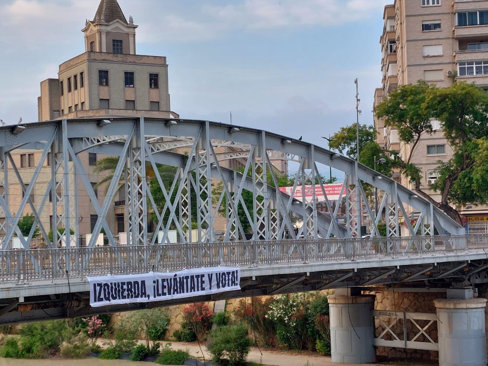 Cartel que reza &quot;Izquierda, ¡levántate y vota!&quot; que ha aparecido este viernes en el Puente de Hierro de Murcia