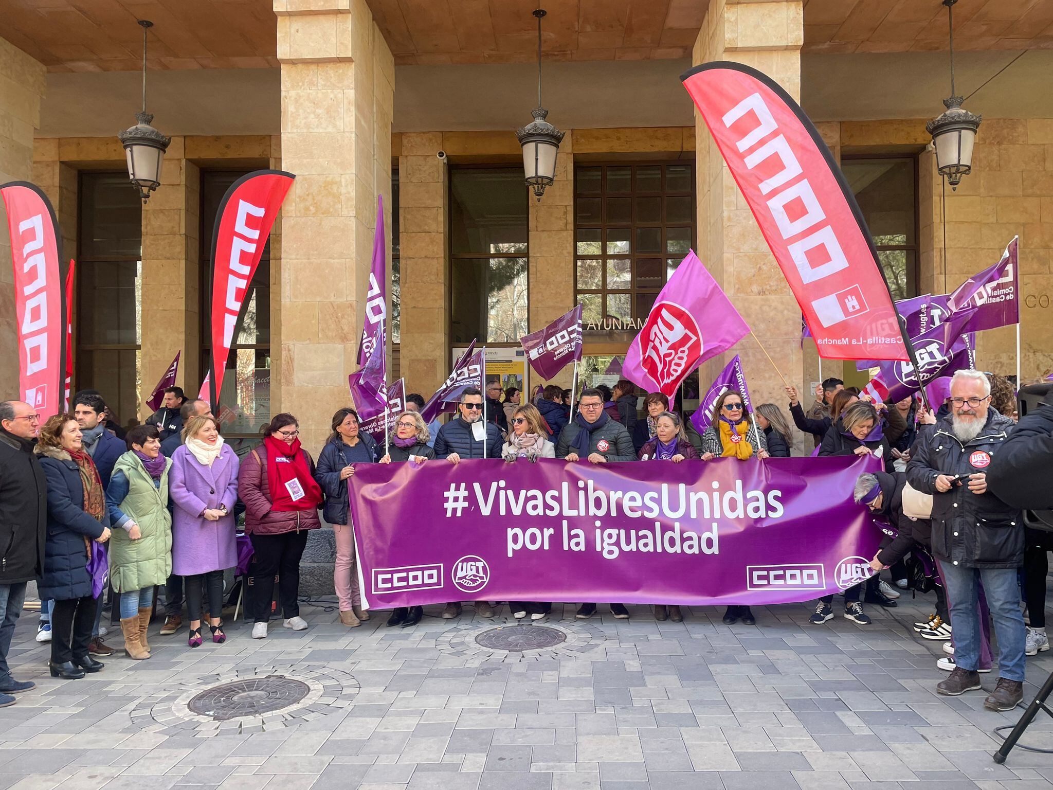 Concentración organizada por los sindicatos a las puertas del Ayuntamiento de Albacete