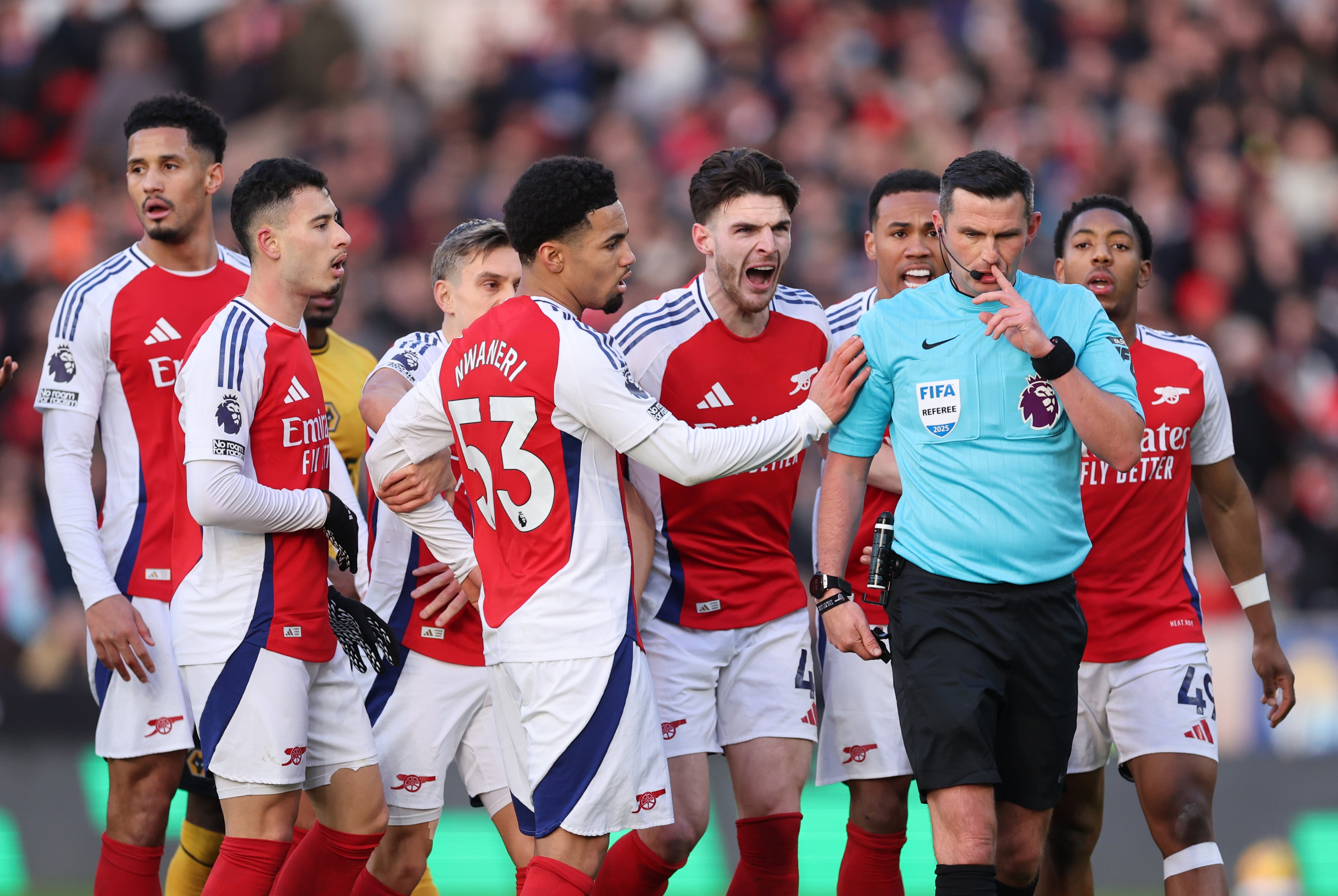 Los jugadores del Arsenal protestan al árbitro Michael Oliver una tarjeta roja a Myles Lewis-Skelly