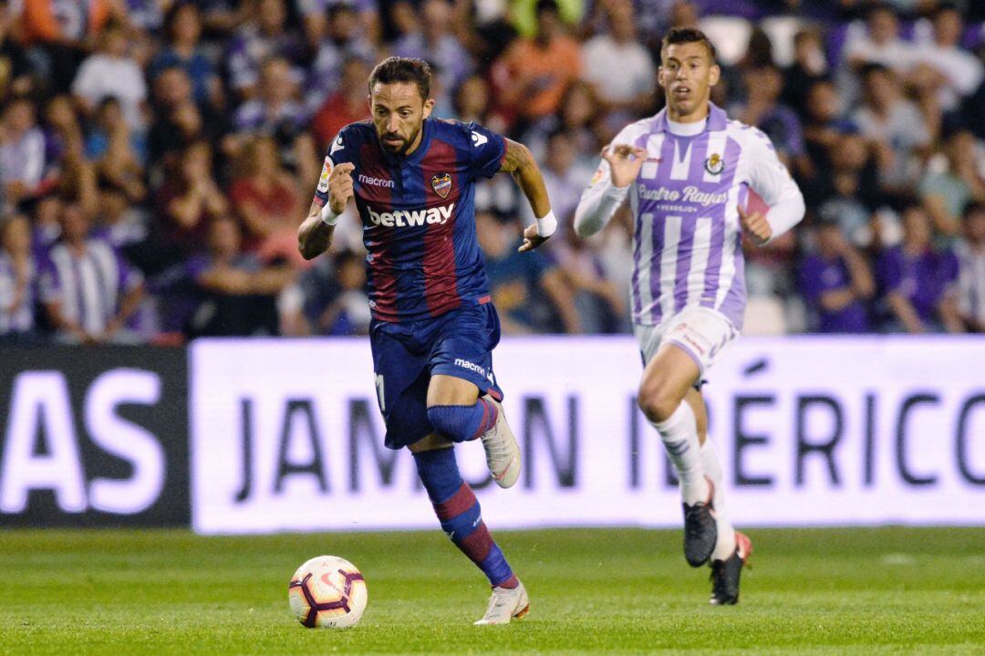 GRAF4502. VALLADOLID, El centrocampista del Levante UD, José Luis Morales (i), se escapa del jugador del Real Valladolid, durante el partido perteneciente a la sexta jornada de la Liga en Primera División que se juega esta noche en el estadio José Zorrill