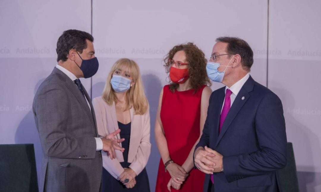 Juan Manuel Moreno Bonilla, presidente de la Junta junto a Carmen Castilla, Nuria López y Javier González de Lara, en el encuentro que mantuvieron el 30 de julio de 2020